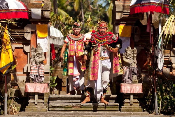 BALI, INDONÉSIA 9 DE ABRIL: Atores balineses durante um clássico nacional de dança balinesa desgaste formal em 9 de abril de 2012 em Bali, Indonésia. desgaste formal é muito popular show cultural em Bali . — Fotografia de Stock